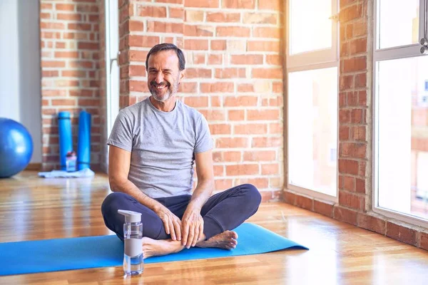 Schöner Sportler Mittleren Alters Sitzt Auf Matte Und Macht Stretching — Stockfoto