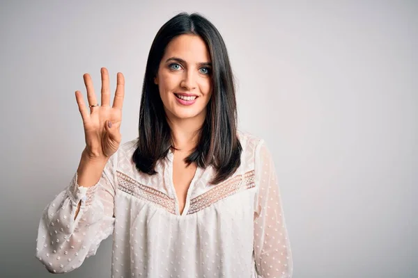 Mujer Morena Joven Con Ojos Azules Vistiendo Camiseta Casual Sobre — Foto de Stock