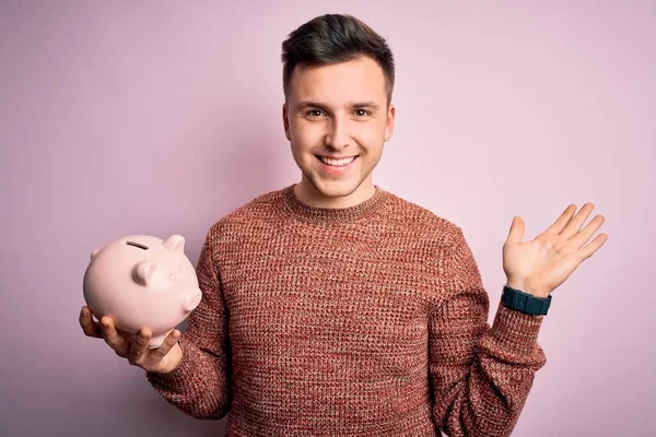 Jovem Caucasiano Bonito Segurando Porquinho Banco Para Economias Sobre Fundo — Fotografia de Stock