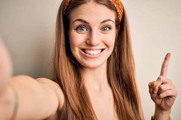 Mladá Krásná Zrzka Žena Diadému Aby Selfie Kamerou Překvapen Nápadem — Stock fotografie