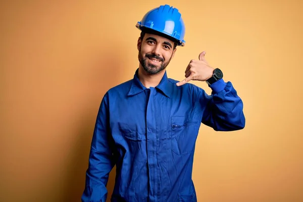 Mechanische Man Met Baard Blauw Uniform Veiligheidshelm Gele Achtergrond Lachend — Stockfoto