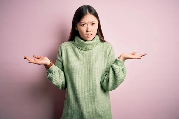 스웨터를 풀칠을 아름다운 이시아인 여인은 아무것도 모르는 채열린 혼란에 있었다 — 스톡 사진