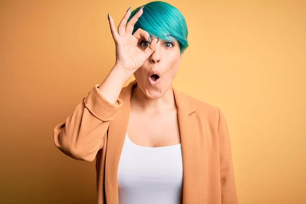 Joven Hermosa Mujer Con Pelo Azul Moda Con Chaqueta Casual — Foto de Stock