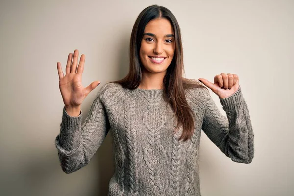 Jovem Bela Mulher Morena Vestindo Camisola Casual Sobre Fundo Branco — Fotografia de Stock