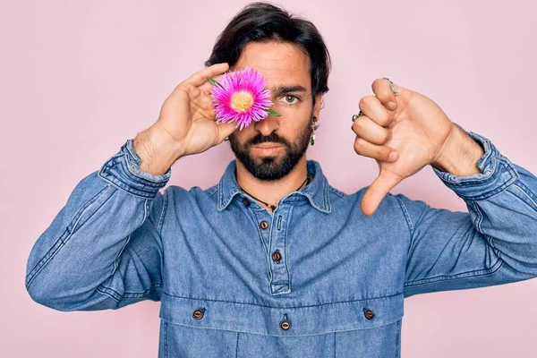 Joven Hombre Hipster Bohemio Hispano Guapo Con Oso Sosteniendo Flor — Foto de Stock