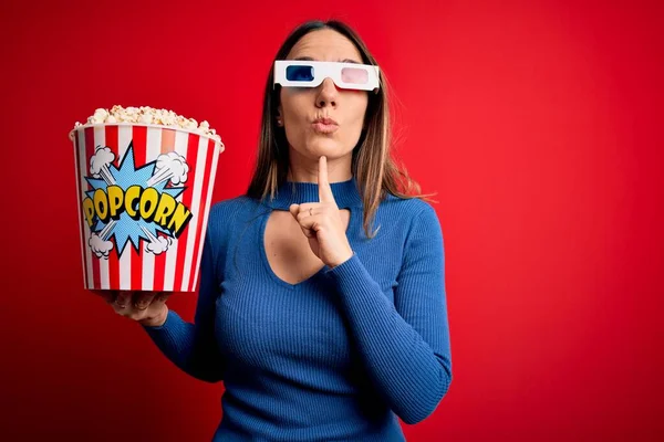 Giovane Donna Bionda Che Indossa Occhiali Mangia Pacchetto Popcorn Guardando — Foto Stock