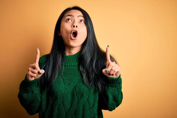 Ung Vacker Kinesisk Kvinna Bär Grön Tröja Över Isolerad Gul — Stockfoto