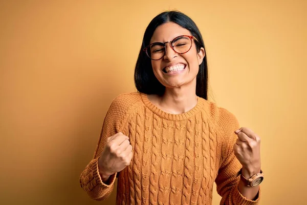 Joven Mujer Hispana Hermosa Con Gafas Sobre Fondo Aislado Amarillo —  Fotos de Stock