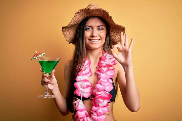 Beautiful Woman Blue Eyes Vacation Wearing Bikini Hawaiian Lei Drinking — Stock Photo, Image