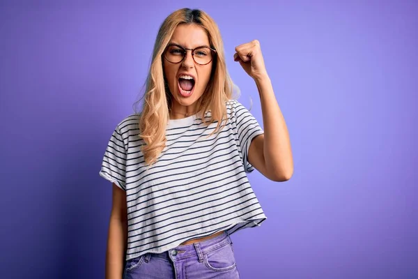 Jonge Mooie Blonde Vrouw Draagt Gestreepte Shirt Bril Paarse Achtergrond — Stockfoto