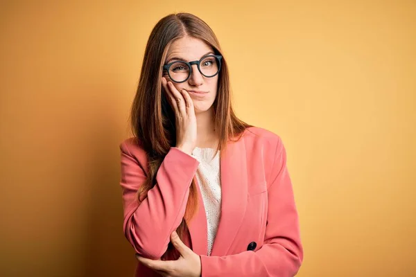 Young Beautiful Redhead Woman Wearing Jacket Glasses Isolated Yellow Background — Stock Photo, Image