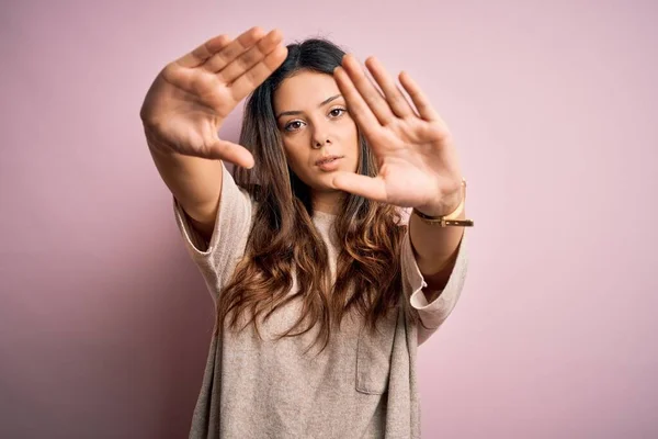 Jong Mooi Brunette Vrouw Dragen Casual Trui Staan Roze Achtergrond — Stockfoto