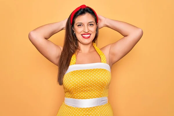 Young Hispanic Pin Woman Wearing Fashion Sexy 50S Style Yellow — Stok Foto