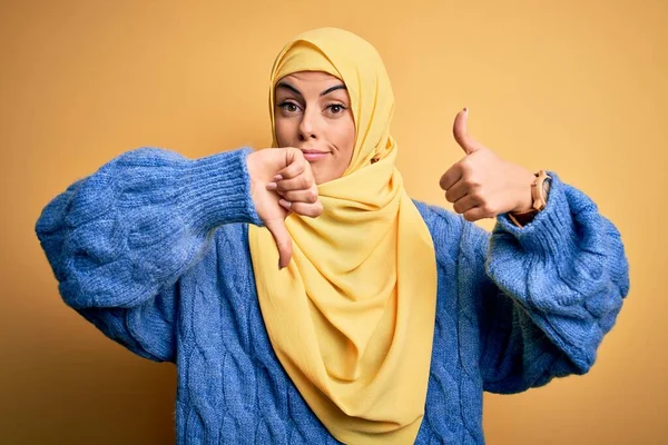 年轻美丽的黑发穆斯林女子 头戴阿拉伯头巾 头戴黄褐色头巾 大姆大姆大姆大姆大姆大姆大姆大姆大姆大姆大姆大姆大姆小 意见不一 意见一致 疯狂的冲突 — 图库照片