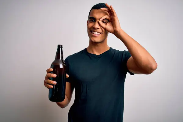 Νεαρός Όμορφος Αφροαμερικάνος Άντρας Πίνει Μπύρα Πάνω Από Λευκό Φόντο — Φωτογραφία Αρχείου