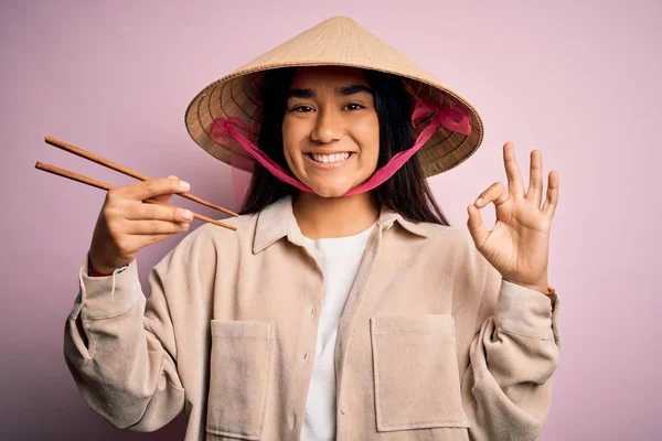 전통적 모자를 젓가락을 사용하여 음식을 타이의 여성은 손가락으로 글씨를 쓰는데 — 스톡 사진