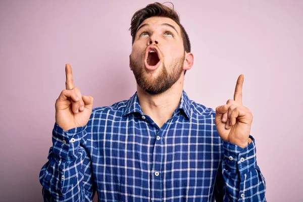 Jovem Homem Loiro Bonito Com Barba Olhos Azuis Vestindo Camisa — Fotografia de Stock