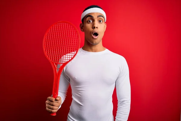 Jovem Atleta Afro Americano Bonito Jogando Tênis Usando Raquete Sobre — Fotografia de Stock