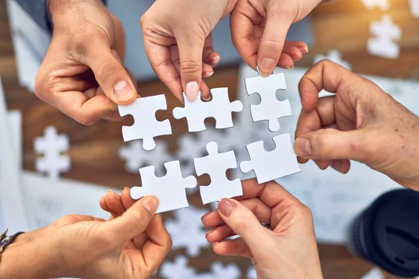 Gruppe Von Geschäftsleuten Mit Händen Die Puzzleteile Büro Miteinander Verbinden — Stockfoto