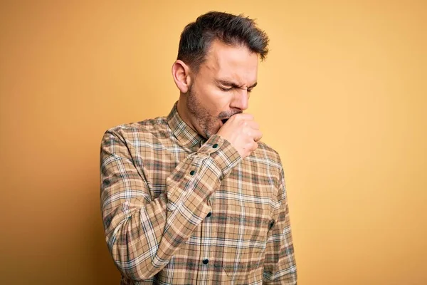 Giovane Bell Uomo Che Indossa Camicia Casual Piedi Sopra Isolato — Foto Stock