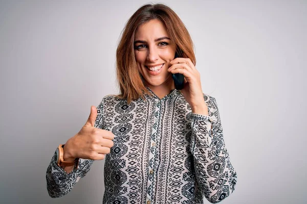 Junge Schöne Brünette Frau Mit Gespräch Auf Dem Smartphone Glücklich — Stockfoto