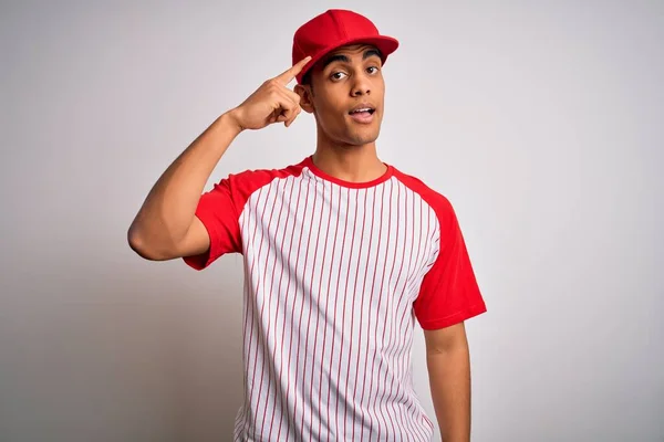 Joven Deportista Afroamericano Guapo Con Camiseta Gorra Béisbol Rayas Sonriendo — Foto de Stock