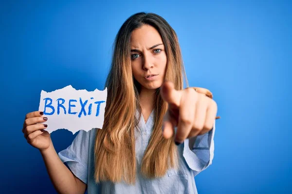 Fiatal Gyönyörű Szőke Kék Szemekkel Zászlót Tartva Brexit Üzenettel Ujjal — Stock Fotó