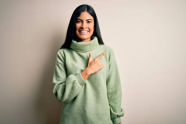 Ung Vacker Latinamerikansk Kvinna Bär Grön Vinter Tröja Över Isolerad — Stockfoto