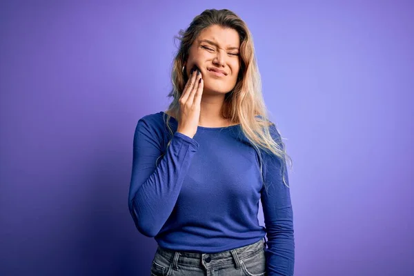 Mulher Loira Bonita Nova Vestindo Shirt Casual Sobre Fundo Roxo — Fotografia de Stock