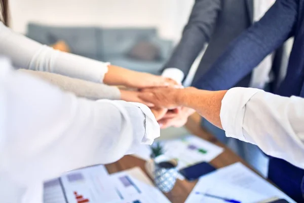 Grupo Trabajadores Negocios Pie Con Las Manos Juntas Oficina — Foto de Stock