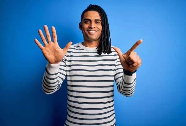 Jovem Afro Americano Afro Americano Bonito Com Dreadlocks Vestindo Camisola — Fotografia de Stock