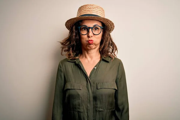 Mulher Morena Meia Idade Usando Óculos Chapéu Sobre Fundo Branco — Fotografia de Stock