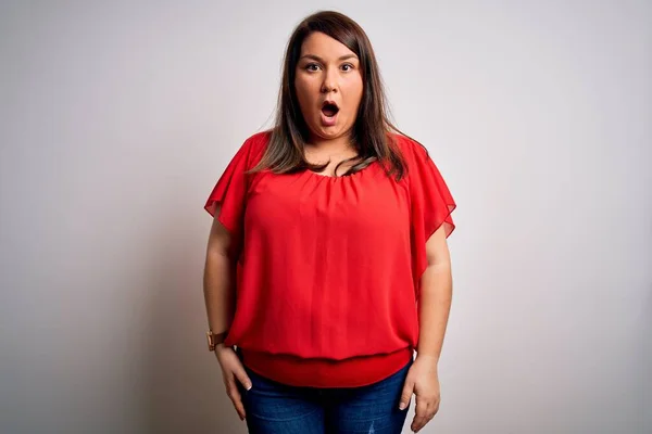Vacker Brunett Storlek Kvinna Bär Casual Röd Shirt Över Isolerad — Stockfoto