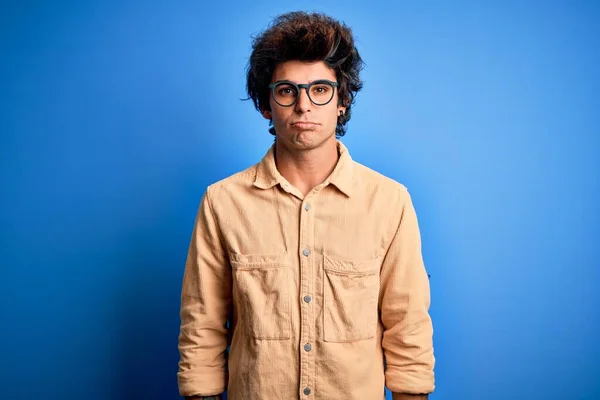 Ung Stilig Man Bär Avslappnad Skjorta Stående Över Isolerad Blå — Stockfoto