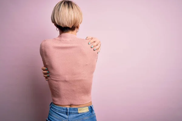 Giovane Donna Bionda Con Capelli Corti Che Indossa Maglione Casual — Foto Stock