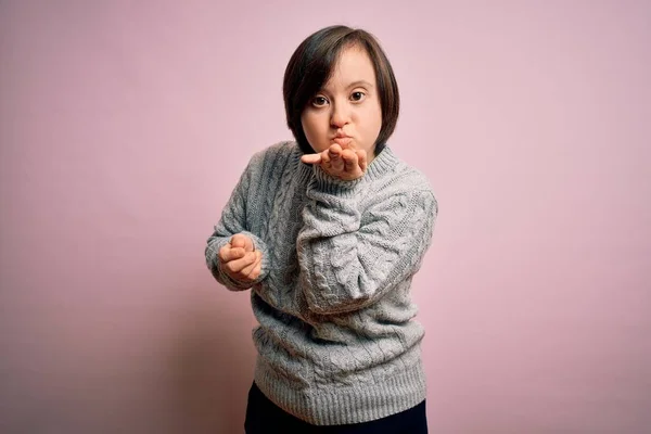 Młoda Kobieta Zespołem Downa Nosząca Luźny Sweter Odosobnionym Tle Patrząca — Zdjęcie stockowe