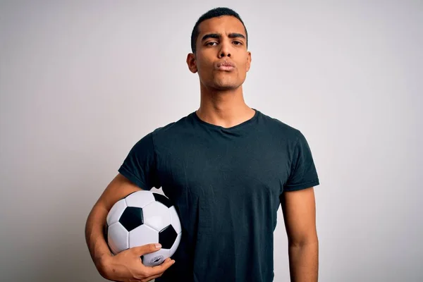 Bonito Homem Afro Americano Jogando Futebol Segurando Bola Futebol Sobre — Fotografia de Stock