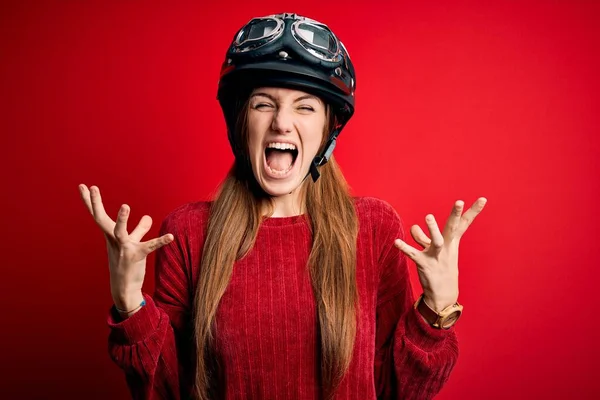 Jovem Mulher Motociclista Ruiva Bonita Usando Capacete Moto Sobre Fundo — Fotografia de Stock