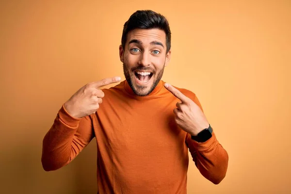 Homem Bonito Jovem Com Barba Vestindo Camisola Casual Sobre Fundo — Fotografia de Stock