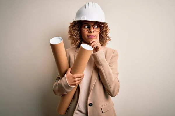 Afro Amerikaanse Krullende Architect Vrouw Draagt Veiligheidshelm Bril Met Blauwdrukken — Stockfoto