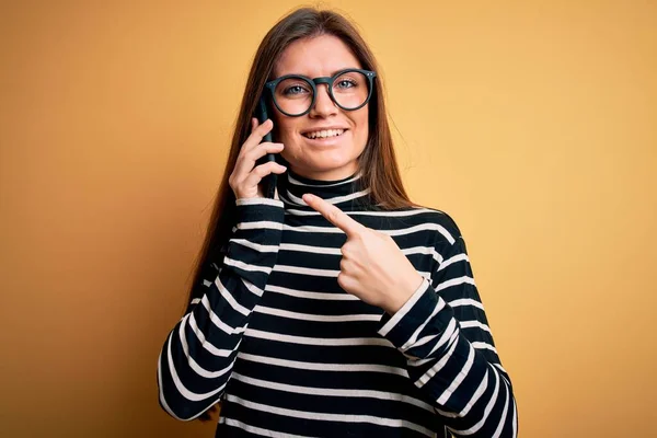 Jonge Mooie Vrouw Met Blauwe Ogen Hebben Gesprek Praten Smartphone — Stockfoto