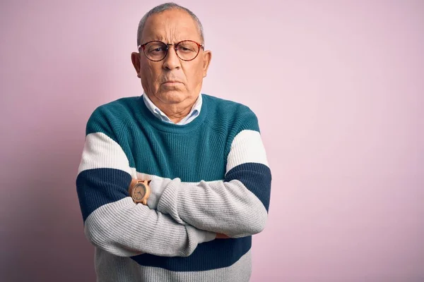 Senior Stilig Man Bär Casual Tröja Och Glasögon Över Isolerade — Stockfoto
