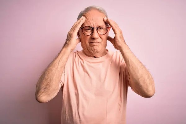 Homme Âgé Aux Cheveux Gris Portant Des Lunettes Debout Sur — Photo