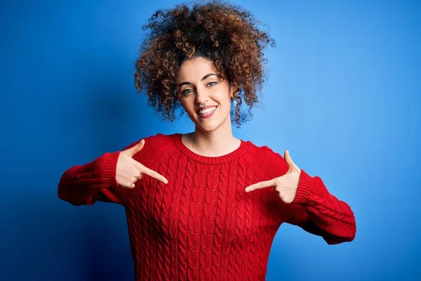 Jonge Mooie Vrouw Met Krullend Haar Piercing Dragen Casual Rode — Stockfoto