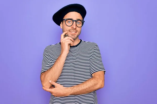 Homem Bonito Com Olhos Azuis Vestindo Shirt Listrada Boina Francesa — Fotografia de Stock