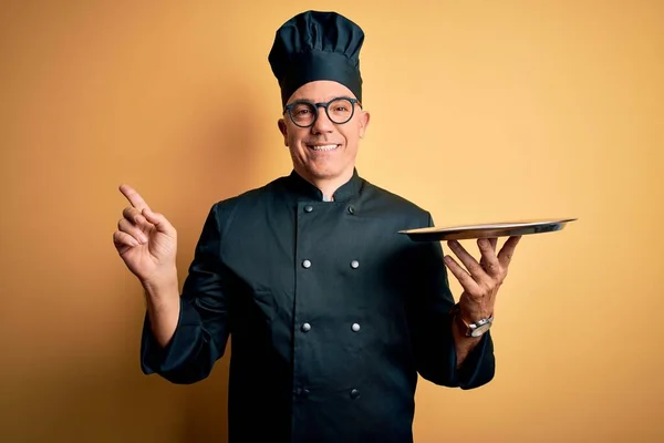 Camarero Guapo Pelo Gris Mediana Edad Con Uniforme Cocina Bandeja —  Fotos de Stock