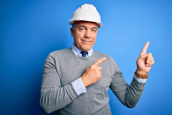 Homem Bonito Engenheiro Cabelos Grisalhos Meia Idade Usando Capacete Segurança — Fotografia de Stock