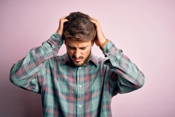 Young Handsome Man Beard Wearing Casual Shirt Standing Pink Background — Stock Photo, Image