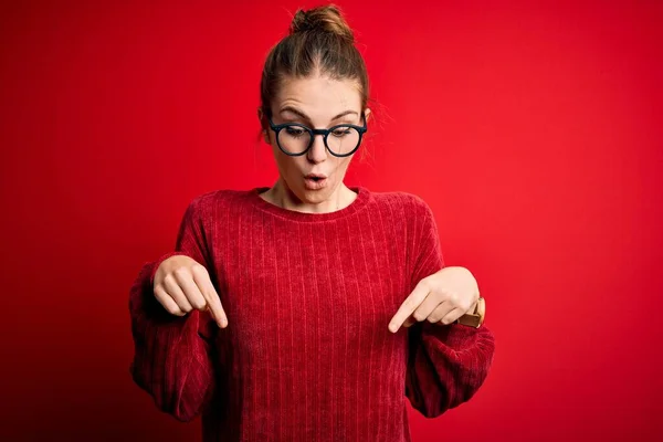 Junge Schöne Rothaarige Frau Trägt Lässigen Pullover Über Isoliertem Rotem — Stockfoto