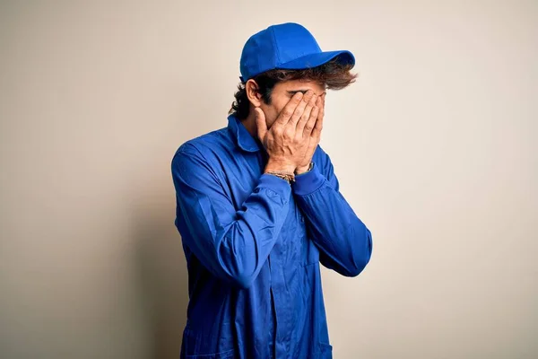 Mavi Şapkalı Üniformalı Genç Bir Tamirci Izole Edilmiş Beyaz Arka — Stok fotoğraf